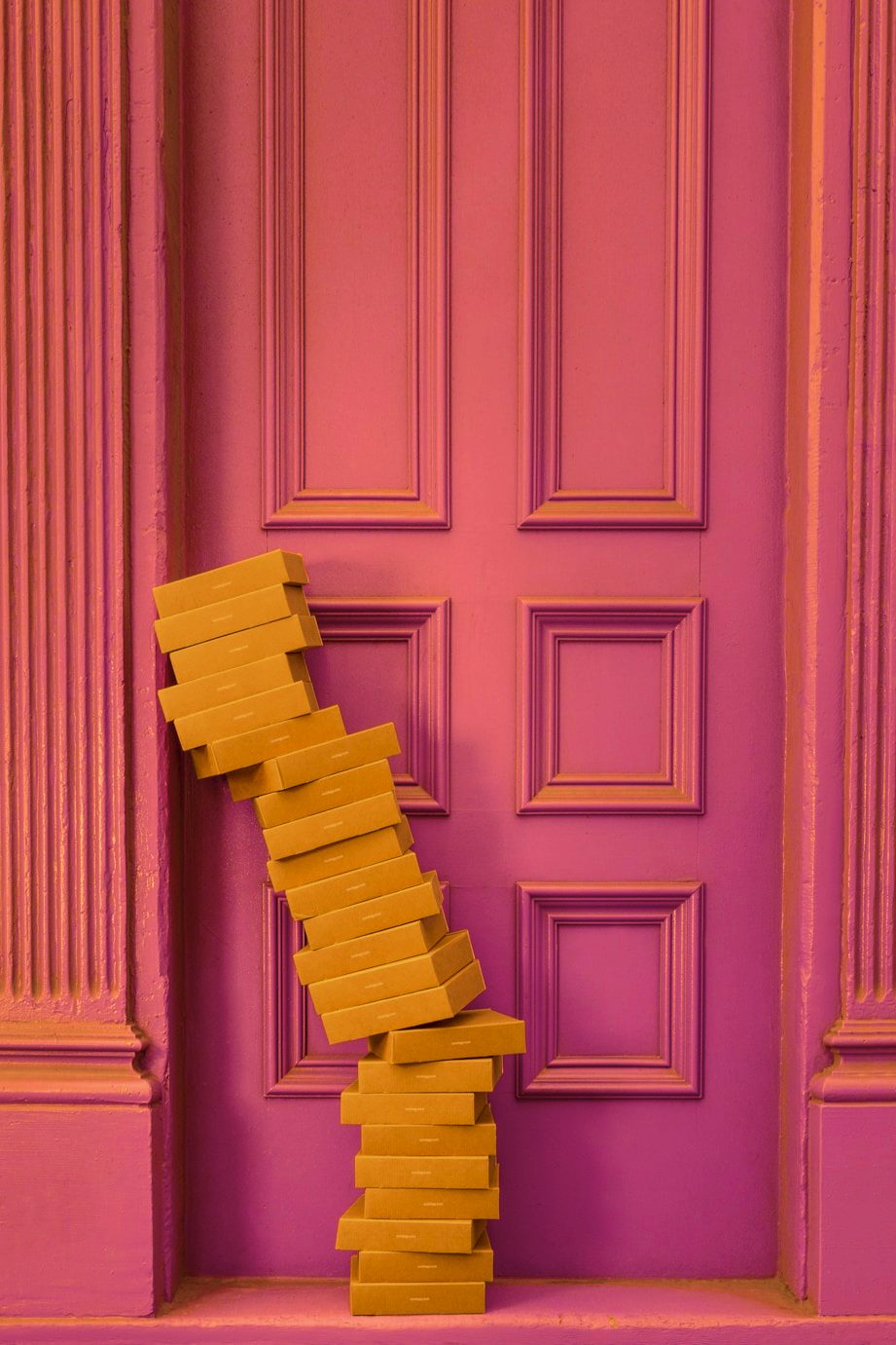 Puerta con una pila de libros apoyada